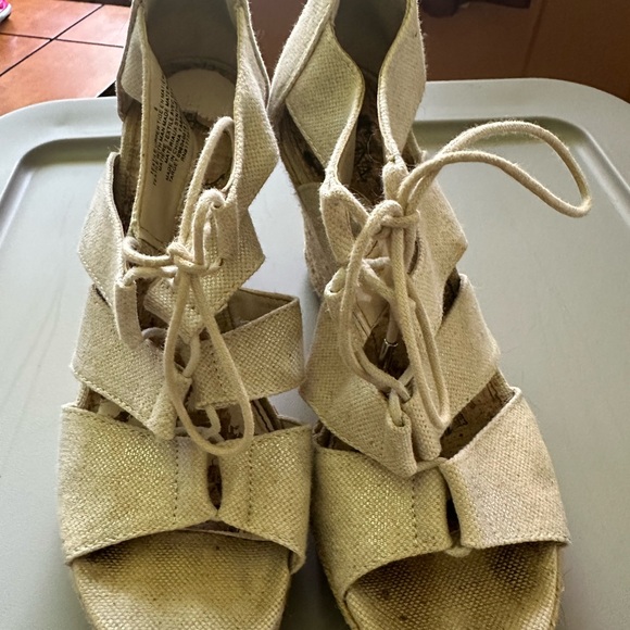 Cream wedge heels - Picture 3 of 4